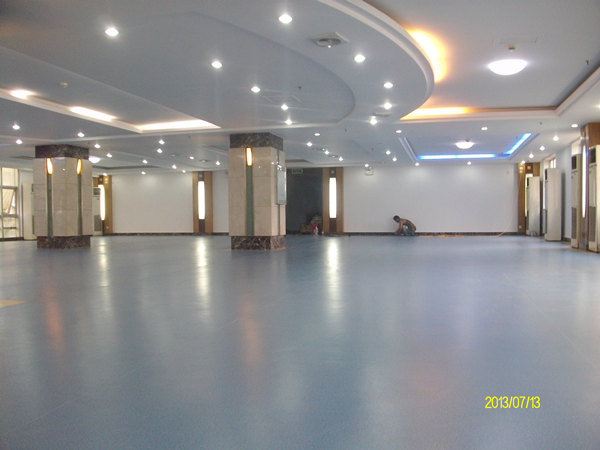 PVC地板廠家解釋當(dāng)今上很流行的地面裝飾材料